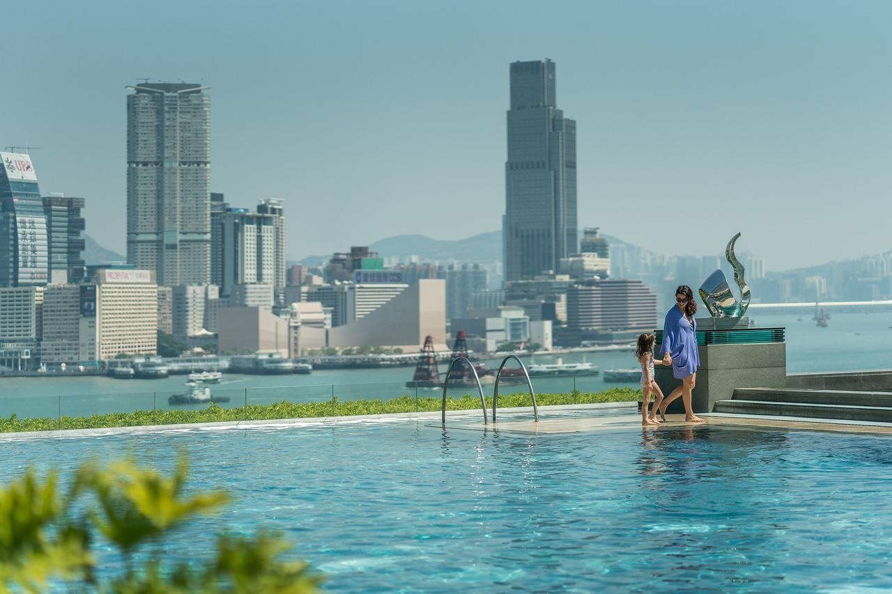 Гонконг адрес. Four Seasons Hotel Гонконг. Бассейн 4 Seasons Hong Kong. Four Seasons Hotel Hong Kong номера. Гонконг фото возле воды.